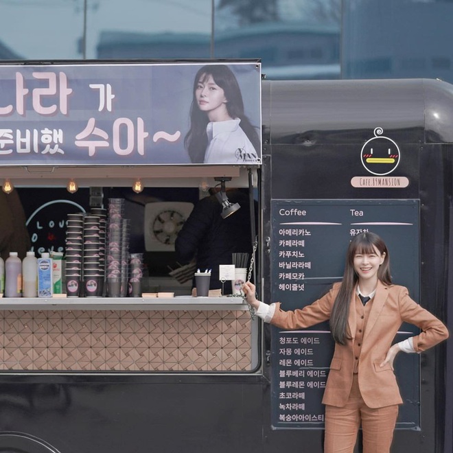 Chiếc xe đồ ăn Kwon Nara mới được tặng trên phim trường Tầng Lớp Itaewon càng khơi dậy tin đồn  tình ái với nam thần Lee Jong Suk hơn - Ảnh 1.