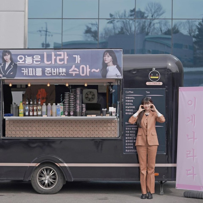 Chiếc xe đồ ăn Kwon Nara mới được tặng trên phim trường Tầng Lớp Itaewon càng khơi dậy tin đồn  tình ái với nam thần Lee Jong Suk hơn - Ảnh 2.