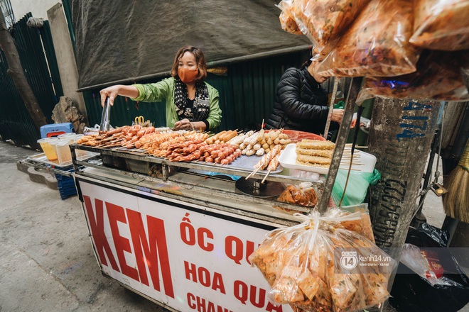 Tâm tư các bà, các chị bán hàng trước cổng trường: Bao giờ tụi học sinh, sinh viên đi học lại? Nhớ chúng nó lắm, chả ai mua hàng nữa! - Ảnh 17.