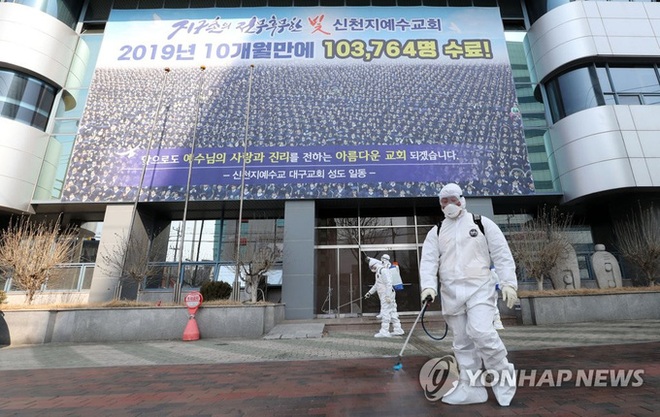 Thành phố Daegu vắng lặng đìu hiu sau khi trở thành tâm dịch lớn nhất Hàn Quốc, Seoul cấm tụ tập đông người để ngăn virus corona lây lan - Ảnh 6.