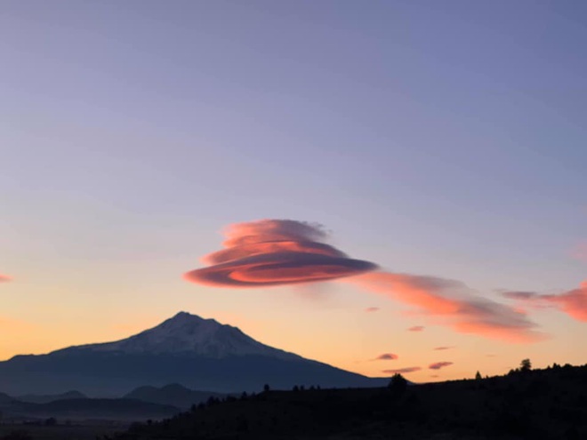 Vật thể lạ xuất hiện trên bầu trời trông giống hệt UFO nhưng thực chất lại là một hiện tượng tự nhiên kỳ thú mà ít người biết  - Ảnh 3.