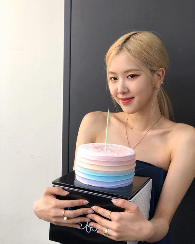 Thiếu khay đựng bánh, nhân viên salon tóc bèn tặng Rosé (BLACKPINK) bánh sinh nhật đựng trong… hộp xốp: Đúng là cái khó ló cái khôn mà!