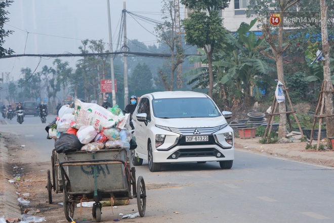 Hà Nội: Mới trồng chưa được 1 năm, hàng cây chết dọc tuyến đường mới mở bị chặt bỏ hàng loạt, chuẩn bị trở thành… củi khô - Ảnh 6.