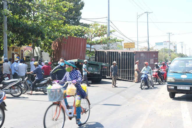 Kinh ho&agrave;ng xe container nổ b&aacute;nh mất l&aacute;i k&eacute;o l&ecirc; 5 xe m&aacute;y, nhiều người bị thương - Ảnh 1.