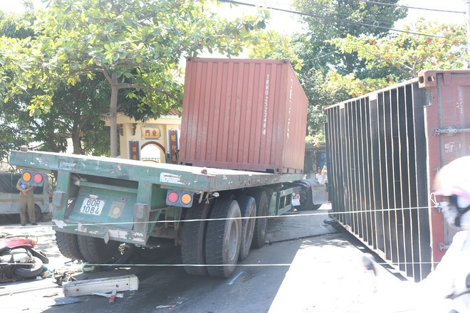 Kinh ho&agrave;ng xe container nổ b&aacute;nh mất l&aacute;i k&eacute;o l&ecirc; 5 xe m&aacute;y, nhiều người bị thương - Ảnh 2.