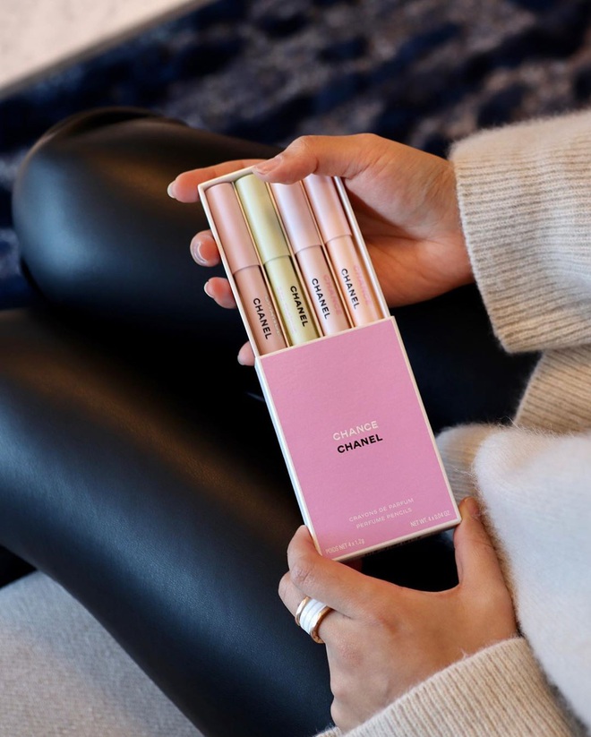 Giới beauty blogger lại phát cuồng vì nước hoa bút chì của Chanel, đẹp gì mà mê mẩn từ trong ra ngoài - Ảnh 1.