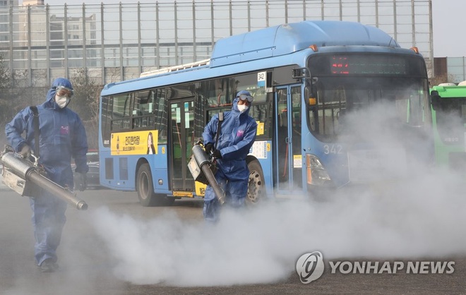 Hàn Quốc: Thêm 1 người tử vong, số người nhiễm virus corona tăng hơn gấp đôi chỉ sau 1 ngày nhưng dân Seoul vẫn bất chấp đi biểu tình - Ảnh 2.