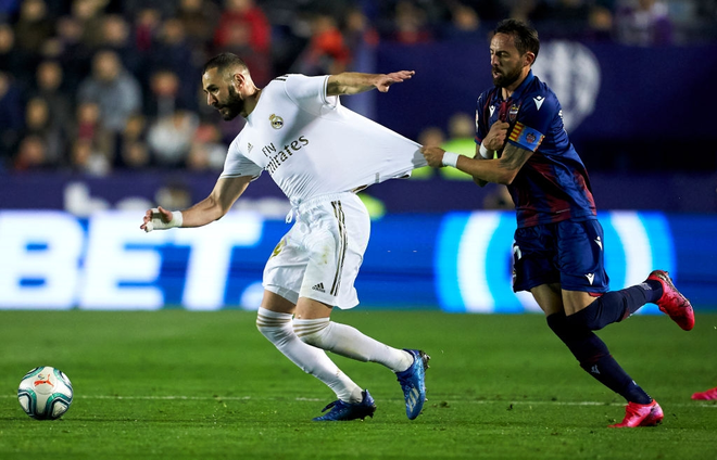 Real Madrid toang thật rồi: Vừa thua cay đắng và dâng ngôi đầu vào tay đại kình địch Barca, vừa mất ngôi sao thế chỗ Ronaldo ở trận đấu cực quan trọng sắp tới - Ảnh 1.