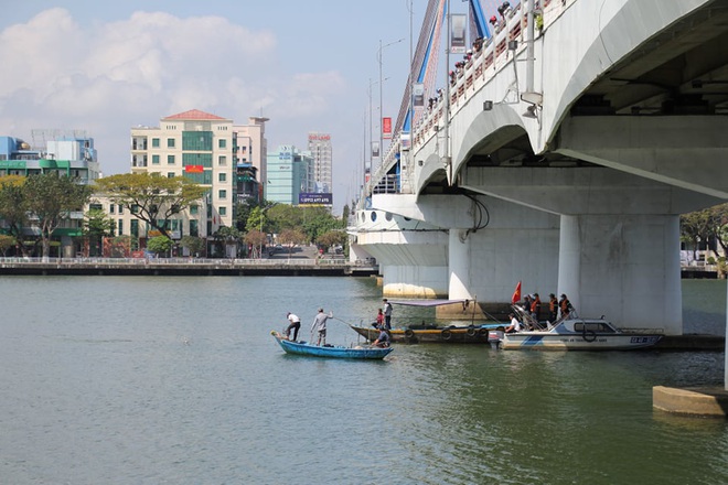 Buồn chuyện tình cảm, thanh niên đưa số điện thoại mẹ cho tài xế Grab rồi nhảy sông tự tử - Ảnh 4.