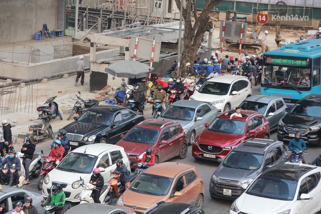 Ảnh: Cảnh chen ch&uacute;c, lạng l&aacute;ch đ&aacute;nh v&otilde;ng tại c&aacute;c &ldquo;điểm đen&rdquo; &ugrave;n tắc mới ph&aacute;t sinh tr&ecirc;n địa b&agrave;n th&agrave;nh phố H&agrave; Nội - Ảnh 1.