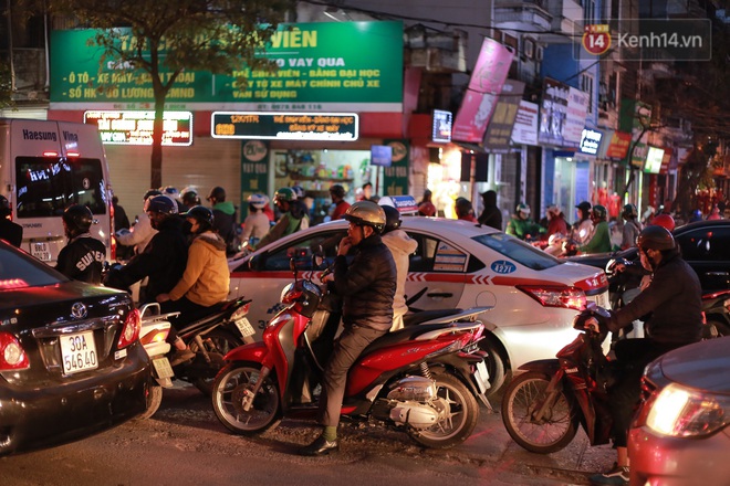 Ảnh: Cảnh chen ch&uacute;c, lạng l&aacute;ch đ&aacute;nh v&otilde;ng tại c&aacute;c &ldquo;điểm đen&rdquo; &ugrave;n tắc mới ph&aacute;t sinh tr&ecirc;n địa b&agrave;n th&agrave;nh phố H&agrave; Nội - Ảnh 7.