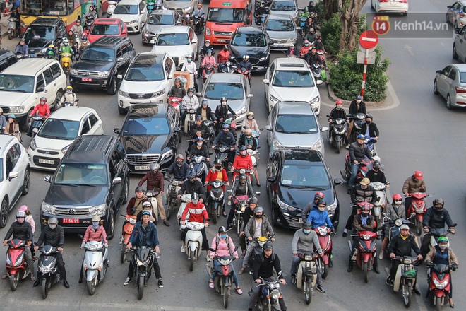 Ảnh: Cảnh chen ch&uacute;c, lạng l&aacute;ch đ&aacute;nh v&otilde;ng tại c&aacute;c &ldquo;điểm đen&rdquo; &ugrave;n tắc mới ph&aacute;t sinh tr&ecirc;n địa b&agrave;n th&agrave;nh phố H&agrave; Nội - Ảnh 9.