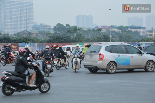Ảnh: Cảnh chen ch&uacute;c, lạng l&aacute;ch đ&aacute;nh v&otilde;ng tại c&aacute;c &ldquo;điểm đen&rdquo; &ugrave;n tắc mới ph&aacute;t sinh tr&ecirc;n địa b&agrave;n th&agrave;nh phố H&agrave; Nội - Ảnh 3.