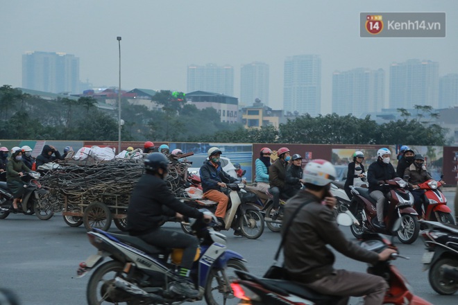 Ảnh: Cảnh chen ch&uacute;c, lạng l&aacute;ch đ&aacute;nh v&otilde;ng tại c&aacute;c &ldquo;điểm đen&rdquo; &ugrave;n tắc mới ph&aacute;t sinh tr&ecirc;n địa b&agrave;n th&agrave;nh phố H&agrave; Nội - Ảnh 4.