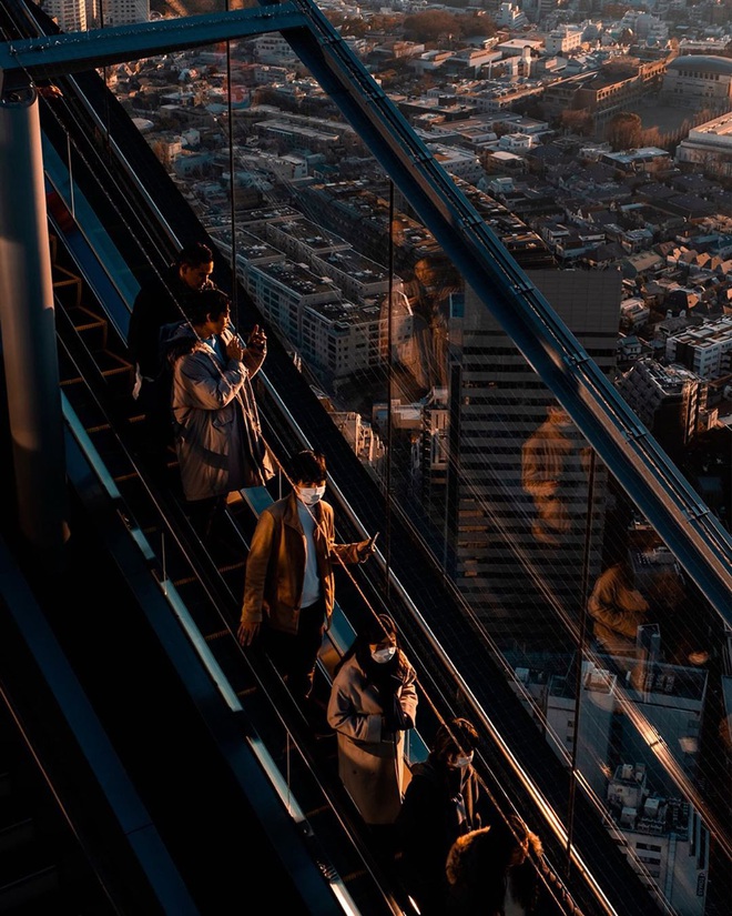 “Thang cuốn lên thiên đường” hot nhất Nhật Bản: hội mê chụp choẹt sẵn sàng chi bội tiền để chiêm ngưỡng toàn cảnh khu phố từ trên cao - Ảnh 1.