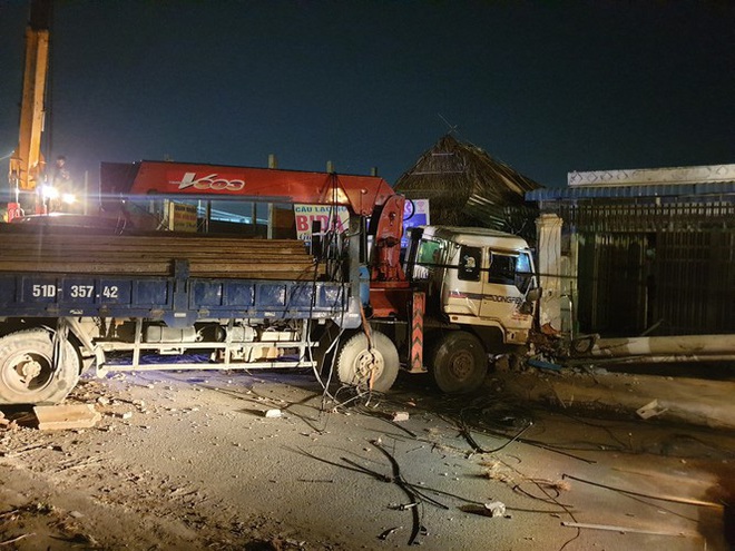 Xe tải mất thắng, tài xế tông sập nhiều trụ điện cứu người dừng đèn đỏ  - Ảnh 5.
