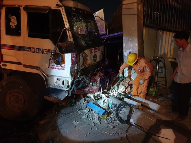 Xe tải mất thắng, tài xế tông sập nhiều trụ điện cứu người dừng đèn đỏ  - Ảnh 6.
