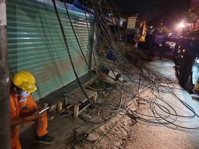 Xe tải mất thắng, tài xế tông sập nhiều trụ điện cứu người dừng đèn đỏ  - Ảnh 7.