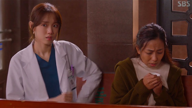 3 đoạn kết gây sốc của Người Thầy Y Đức 2: Ahn Hyo Seop phải rời bệnh viện vì bị xã hội đen dọa chặt tay - Ảnh 4.