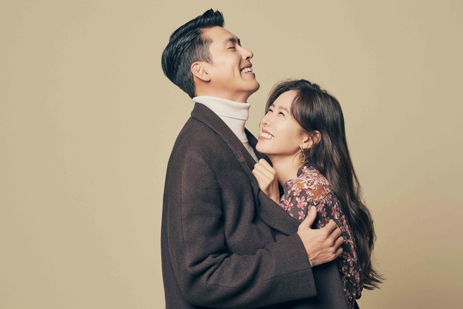 2 năm trước, Hyun Bin - Son Ye Jin đã có bộ ảnh chung đẹp quắn quéo, gây giật mình là bức hình giống hệt style Jeong Hyeok - Se Ri trong phim - Ảnh 1.