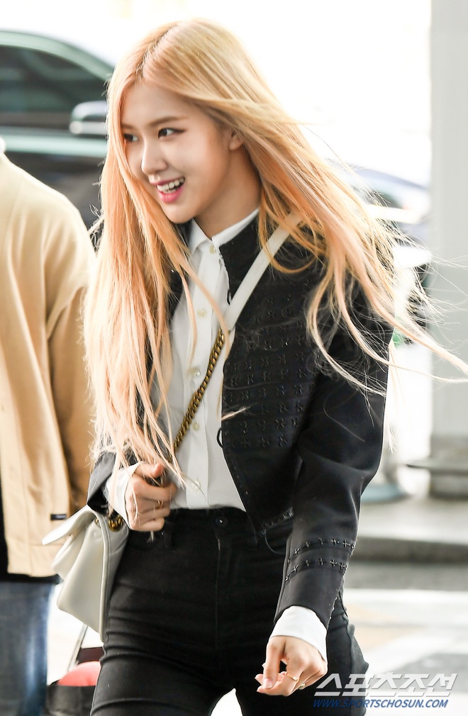 Chưa đến Paris dự show, Rosé (BLACKPINK) đã biến sân bay thành sàn catwalk: Xinh hớp hồn, body khiến dân tình câm nín - Ảnh 9.