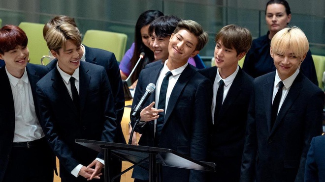 C&oacute; thể bạn chưa biết: L&yacute; do BTS kết hợp c&ugrave;ng ban nhạc diễu h&agrave;nh đ&igrave;nh đ&aacute;m thế giới trong MV ON l&agrave; cả c&acirc;u chuyện kh&ocirc;ng hề đơn giản một ch&uacute;t n&agrave;o! - Ảnh 11.