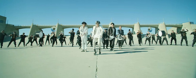 C&oacute; thể bạn chưa biết: L&yacute; do BTS kết hợp c&ugrave;ng ban nhạc diễu h&agrave;nh đ&igrave;nh đ&aacute;m thế giới trong MV ON l&agrave; cả c&acirc;u chuyện kh&ocirc;ng hề đơn giản một ch&uacute;t n&agrave;o! - Ảnh 6.