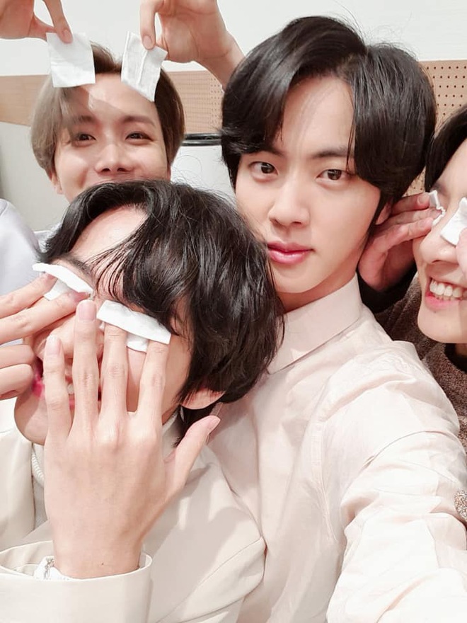 Quân đoàn trai đẹp BTS quyết quậy banh nóc để cản trở Jin selfie, ai ngờ nhan sắc thật lồ lộ trước camera - Ảnh 3.