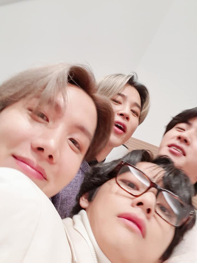 Quân đoàn trai đẹp BTS quyết quậy banh nóc để cản trở Jin selfie, ai ngờ nhan sắc thật lồ lộ trước camera - Ảnh 2.