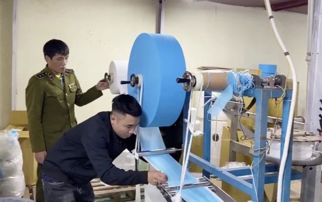 Doanh nghiệp dùng giấy vệ sinh thay vải kháng khuẩn để sản xuất khẩu trang ở Hà Nội bị đề nghị xử lý hình sự - Ảnh 1.