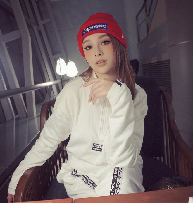 Hiếm lắm mới thấy Huyền Baby x&igrave; tin với phong c&aacute;ch sporty, đ&atilde; vậy c&ograve;n tạm cất đồ hiệu để mặc đồ b&igrave;nh d&acirc;n - Ảnh 1.