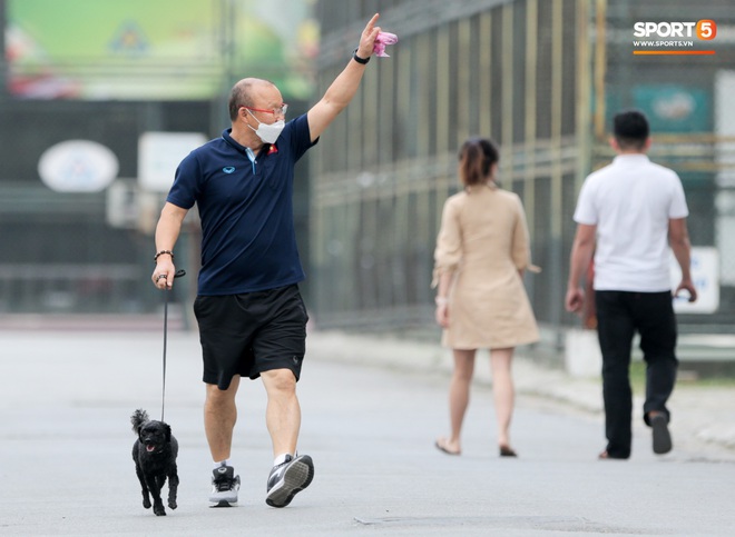 HLV Park Hang-seo thảnh thơi dắt chó cưng đi dạo, cổ vũ tuyển nữ Việt Nam tập luyện chiều 25/2 - Ảnh 3.