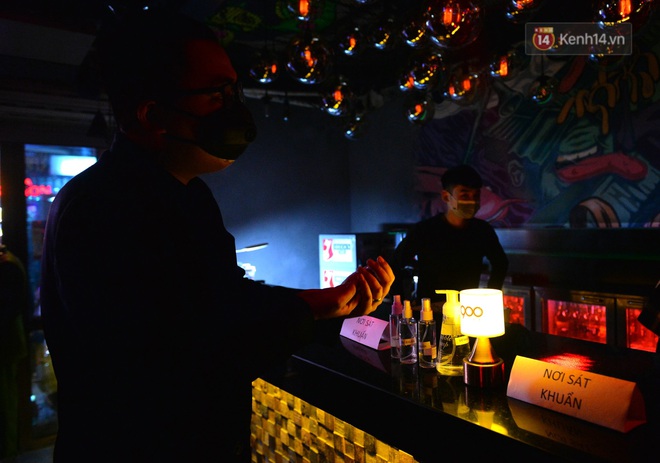 Đi bar H&agrave; Nội m&ugrave;a dịch Covid-19: DJ đeo khẩu trang chơi nhạc hết m&igrave;nh phục vụ kh&aacute;ch - Ảnh 18.