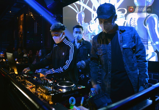 Đi bar H&agrave; Nội m&ugrave;a dịch Covid-19: DJ đeo khẩu trang chơi nhạc hết m&igrave;nh phục vụ kh&aacute;ch - Ảnh 7.