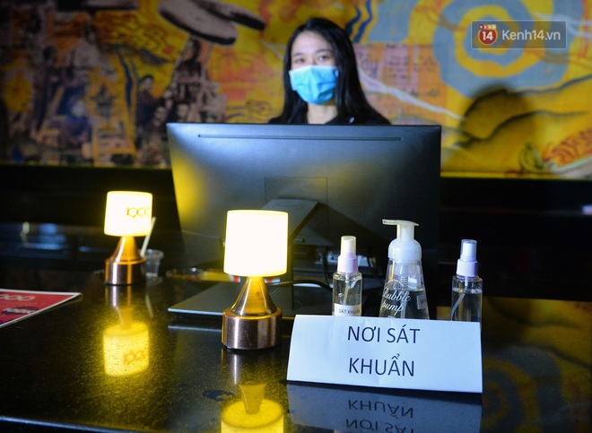 Đi bar H&agrave; Nội m&ugrave;a dịch Covid-19: DJ đeo khẩu trang chơi nhạc hết m&igrave;nh phục vụ kh&aacute;ch - Ảnh 10.