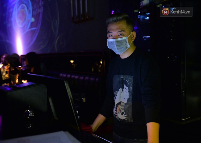 Đi bar H&agrave; Nội m&ugrave;a dịch Covid-19: DJ đeo khẩu trang chơi nhạc hết m&igrave;nh phục vụ kh&aacute;ch - Ảnh 20.
