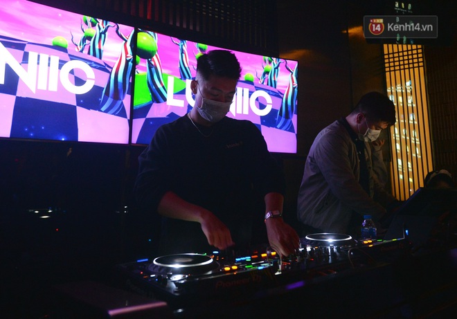 Đi bar H&agrave; Nội m&ugrave;a dịch Covid-19: DJ đeo khẩu trang chơi nhạc hết m&igrave;nh phục vụ kh&aacute;ch - Ảnh 3.