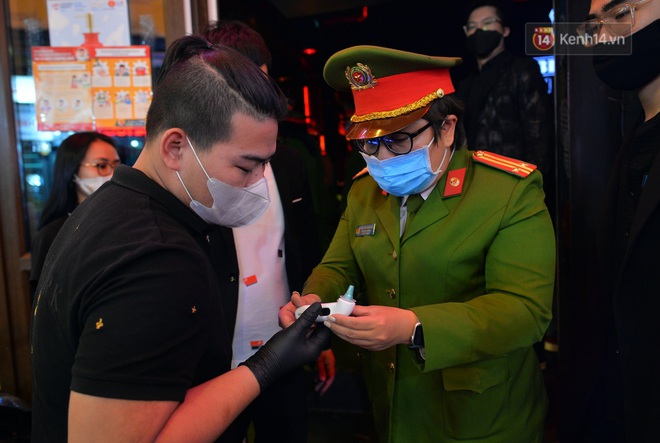 Đi bar H&agrave; Nội m&ugrave;a dịch Covid-19: DJ đeo khẩu trang chơi nhạc hết m&igrave;nh phục vụ kh&aacute;ch - Ảnh 8.