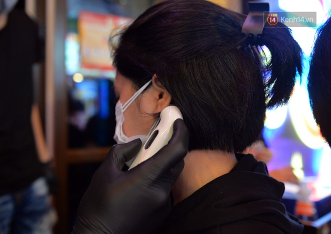 Đi bar H&agrave; Nội m&ugrave;a dịch Covid-19: DJ đeo khẩu trang chơi nhạc hết m&igrave;nh phục vụ kh&aacute;ch - Ảnh 9.