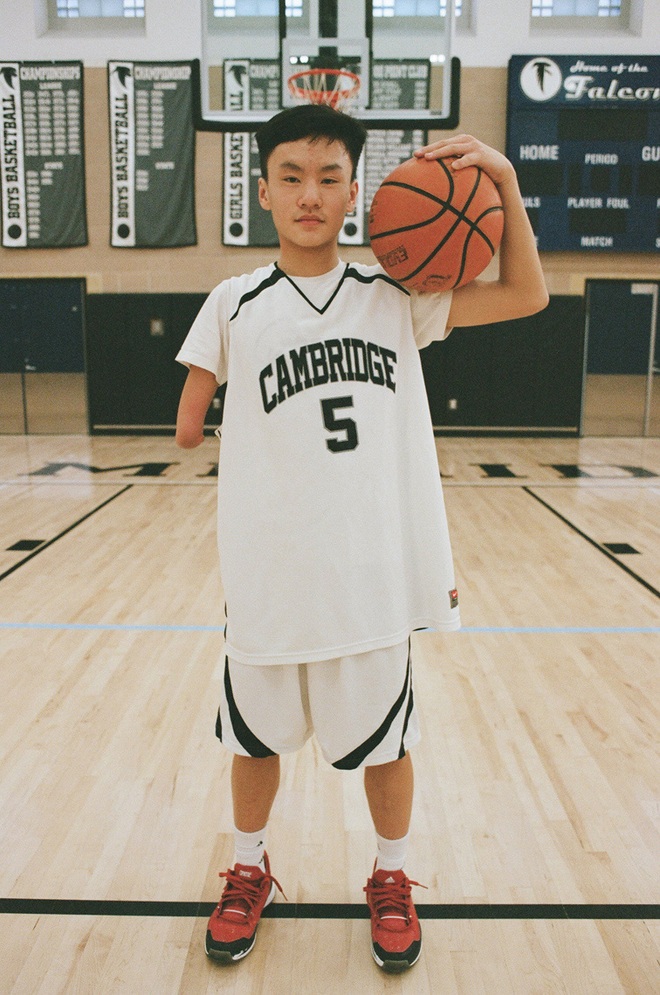 Cậu bé chơi bóng rổ bằng một tay và nỗ lực phi thường khiến nhà vô địch NBA cũng phải ca ngợi - Ảnh 3.