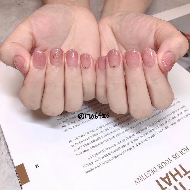 12 mẫu nail đính hoạ tiết đơn giản mà “đẹp banh”: Nàng nào không thích diêm dúa thì mời vào - Ảnh 4.