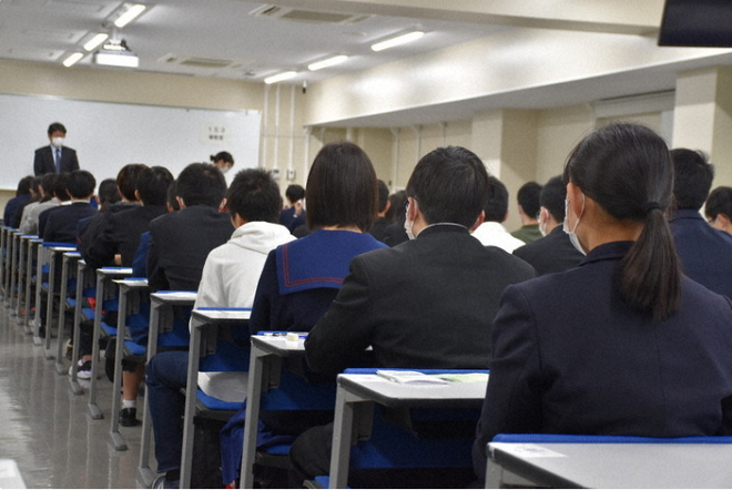 444.000 học sinh Nhật bước v&#224;o kỳ thi Đại học giữa m&#249;a dịch: Vừa thi vừa đeo khẩu trang, th&#237; sinh nhiễm Covid-19 kh&#244;ng được dự thi - Ảnh 3.