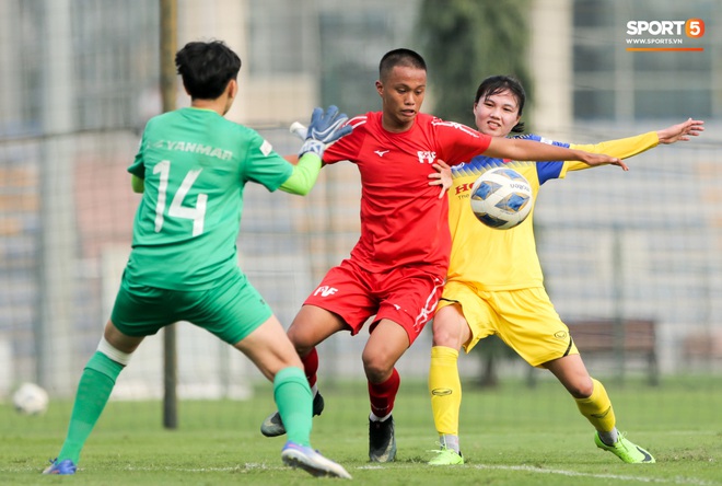 Cầu thủ 15 tuổi hất bay tuyển thủ nữ Việt Nam trong trận đấu giao hữu tại Hà Nội - Ảnh 1.