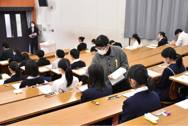 444.000 học sinh Nhật bước v&#224;o kỳ thi Đại học giữa m&#249;a dịch: Vừa thi vừa đeo khẩu trang, th&#237; sinh nhiễm Covid-19 kh&#244;ng được dự thi - Ảnh 3.