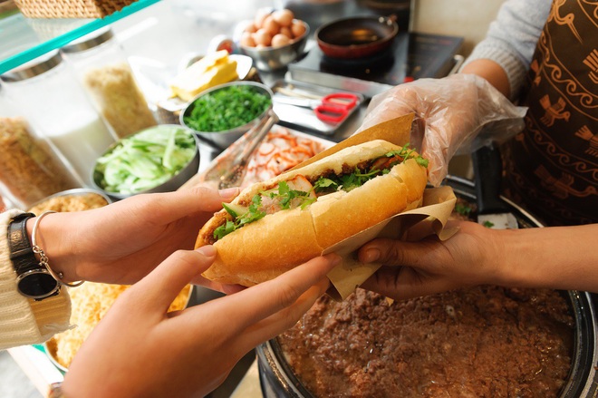 Bánh mì Việt cưa đổ cả thế giới: từ món Tây vay mượn đã trở thành đặc sản Việt Nam vươn tầm quốc tế, ghi hẳn tên riêng trong từ điển - Ảnh 13.