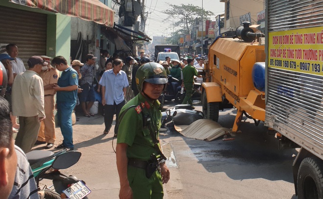 TP.HCM: Gia đình khóc ngất tại hiện trường nữ sinh lớp 8 bị xe máy bơm bê tông cán tử vong - Ảnh 1.