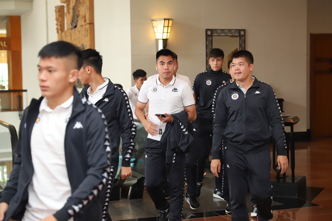 Dàn cầu thủ Hà Nội FC tươi rói dự lễ xuất quân mùa giải 2020 - Ảnh 5.