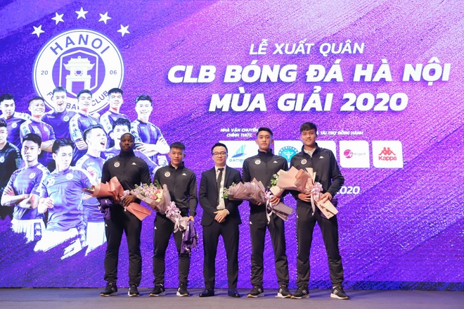 Dàn cầu thủ Hà Nội FC tươi rói dự lễ xuất quân mùa giải 2020 - Ảnh 2.