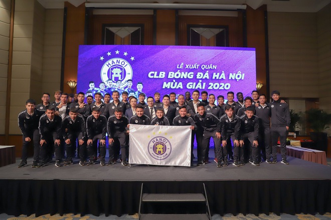 Dàn cầu thủ Hà Nội FC tươi rói dự lễ xuất quân mùa giải 2020 - Ảnh 1.