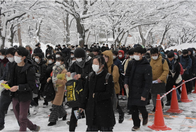 444.000 học sinh Nhật bước vào kỳ thi Đại học giữa mùa dịch: Vừa thi vừa đeo khẩu trang, thí sinh nhiễm Covid-19 không được dự thi - Ảnh 1.